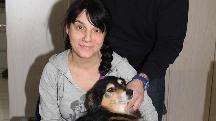 Conny und Andrea Lorenz sind froh, dass die Wunde bei Hund Charly gut verheilt ist.