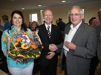 Der künftige Bürgermeister von Memmelsdorf, Gerd Schneider (Mitte), freute sich über die Glückwünsche seines Vorgängers Johann Bäuerlein. Links Schneiders Lebensgefährtin Kerstin Wagner.  Foto: RiegerPress