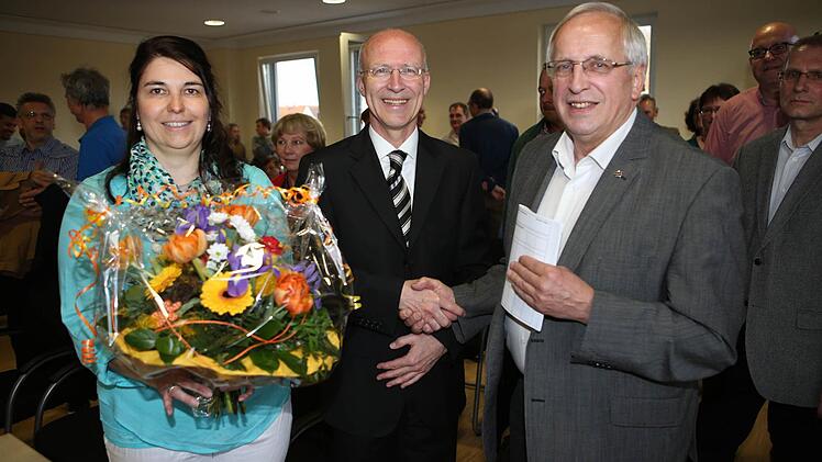 Der künftige Bürgermeister von Memmelsdorf, Gerd Schneider (Mitte), freute sich über die Glückwünsche seines Vorgängers Johann Bäuerlein. Links Schneiders Lebensgefährtin Kerstin Wagner.  Foto: RiegerPress
