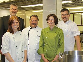 Gut gekocht: Melissa Wahler (Abersfeld, vorne links) und Kerstin Schmitt (Ebern, Zweite von rechts) haben ihre Ausbildung zum Koch am Haus Haßfurt der Haßberg-Kliniken erfolgreich absolviert. Mit den beiden jungen Damen freuen sich Stephan Kolck, Vorstand des Kommunalunternehmens Haßberg-Kliniken (hinten), der frühere Küchenleiter Manfred Engel (Mitte) und sein Nachfolger Thilo Vierheilig (rechts). Foto: privat