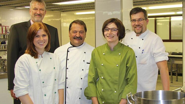 Gut gekocht: Melissa Wahler (Abersfeld, vorne links) und Kerstin Schmitt (Ebern, Zweite von rechts) haben ihre Ausbildung zum Koch am Haus Haßfurt der Haßberg-Kliniken erfolgreich absolviert. Mit den beiden jungen Damen freuen sich Stephan Kolck, Vorstand des Kommunalunternehmens Haßberg-Kliniken (hinten), der frühere Küchenleiter Manfred Engel (Mitte) und sein Nachfolger Thilo Vierheilig (rechts). Foto: privat