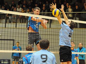 Die Herrenvolleyball-Mannschaft hat sich bis in die Bundesliga hochgekämpft und wurde deshalb "Mannschaft des Jahres". Mario Radmann (links) im Netzduell gegen einen Spieler aus Marktredwitz. Foto: Dieter Hopf