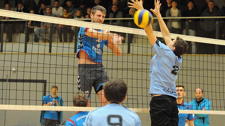 Die Herrenvolleyball-Mannschaft hat sich bis in die Bundesliga hochgekämpft und wurde deshalb "Mannschaft des Jahres". Mario Radmann (links) im Netzduell gegen einen Spieler aus Marktredwitz. Foto: Dieter Hopf