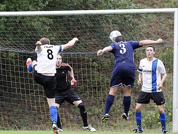 Die Kopfballchance des Trailsdorfers Christian Spörl macht der Walsdorfer Torwart Patrick Rippstein (2..v l.) zunichte; links Mario Seufert, rechts Dominik Stapf (beide SV Walsdorf). Fotos: sportpress