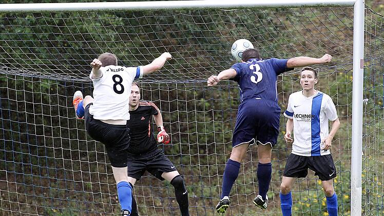 Die Kopfballchance des Trailsdorfers Christian Spörl macht der Walsdorfer Torwart Patrick Rippstein (2..v l.) zunichte; links Mario Seufert, rechts Dominik Stapf (beide SV Walsdorf). Fotos: sportpress