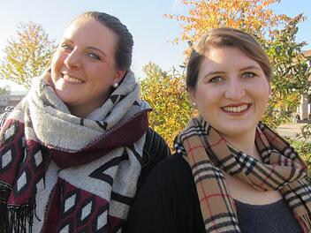 Theresa Schwarzmann (l.) und Alisa Zwingel sind zwei der Studierenden, die zu den Gemeindetagen nach Adelsdorf kommen. Foto: Tina Meier