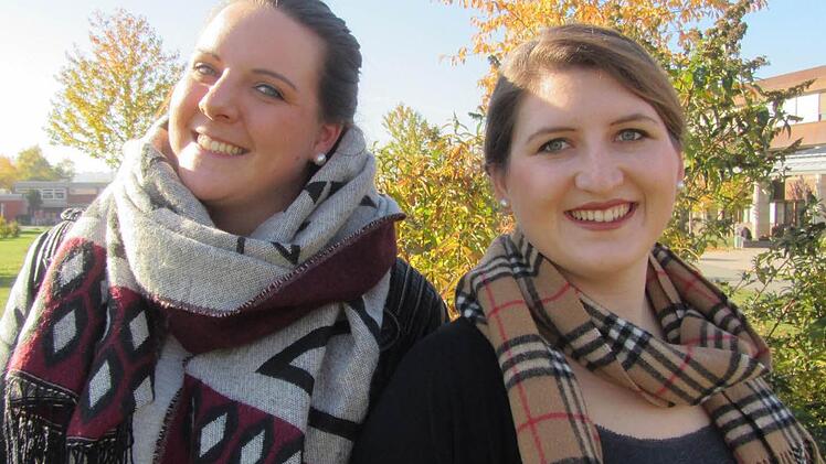 Theresa Schwarzmann (l.) und Alisa Zwingel sind zwei der Studierenden, die zu den Gemeindetagen nach Adelsdorf kommen. Foto: Tina Meier