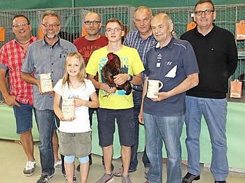 Sieger und Platzierte des Hähnewettkrähens  Foto: Katharina Müller-Sannke