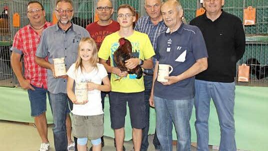Sieger und Platzierte des Hähnewettkrähens  Foto: Katharina Müller-Sannke