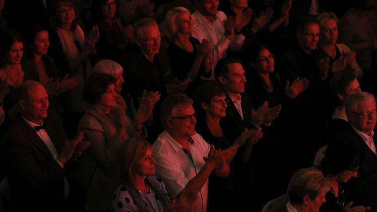 "Philharmonic goes Tango": Impressionen vom Sonderkonzert im Landestheater Coburg: stehende Ovationen gab's von den ZUhörern.Foto: Jochen Berger
