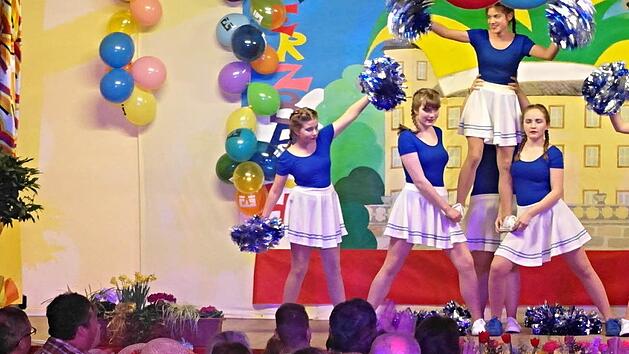 Die Showtanzgruppe wirbelte über die Bühne mit (von links) Johanna Schwappach, Lisa Stammberger, Luisa Reisenweber, Rabea Thomas, Linda Scholl und hinten verdeckt, Julia Schmitt. Foto: Carola Weiß-Schilling.