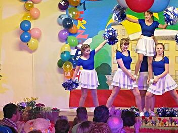 Die Showtanzgruppe wirbelte über die Bühne mit (von links) Johanna Schwappach, Lisa Stammberger, Luisa Reisenweber, Rabea Thomas, Linda Scholl und hinten verdeckt, Julia Schmitt. Foto: Carola Weiß-Schilling.