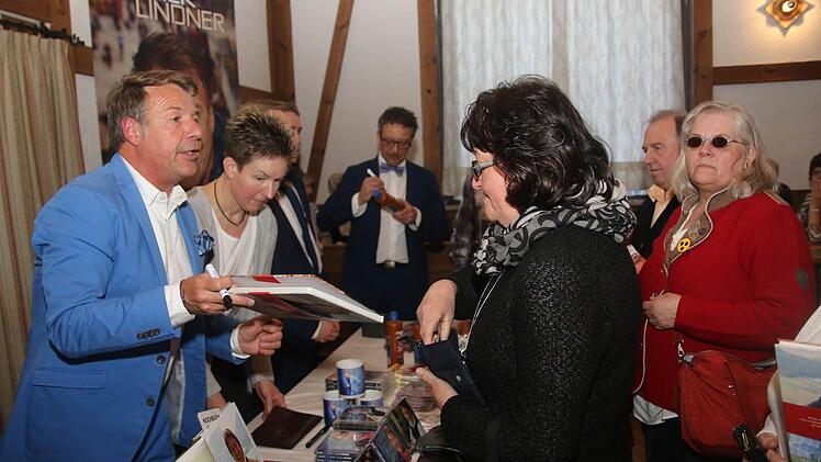 Patrick Lindner gibt gerne Autogramme. Foto: Michael Stelzner