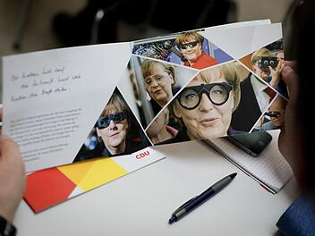 Blick in eine CDU-Broschüre mit Porträts von Bundeskanzlerin Angela Merkel Foto: Kay Nietfeld, dpa