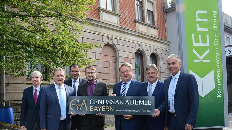 Kulmbach hat die Genussakademie. Darüber freuen sich (von links) Regierungsvizepräsident Thomas Engel, OB Henry Schramm, MdL Manfred Schöffel, Akademieleiter Simon Reitmeier, Minister Helmut Brunner, Landrat Klaus Peter Söllner und KErn-Chef Rainer Prischenk. Foto: Dagmar Besand