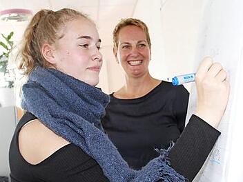 Nach der Eröffnungsveranstaltung startete das Modul "Gesunde Lebensführung". Im Bild Teilnehmerin Samira Matschl (links) und Elke Gillardon, die Initiatorin des Business-Führerscheins Foto: Gerd Völk