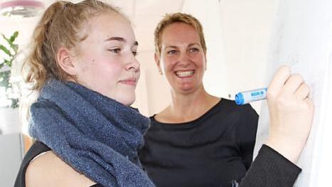 Nach der Eröffnungsveranstaltung startete das Modul "Gesunde Lebensführung". Im Bild Teilnehmerin Samira Matschl (links) und Elke Gillardon, die Initiatorin des Business-Führerscheins Foto: Gerd Völk