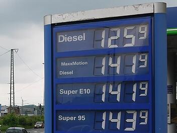 Benzin ist in diesem Monat im Vergleich zu September um fast 3,2 Cent teurer.  Symbolbild: Berthold Köhler