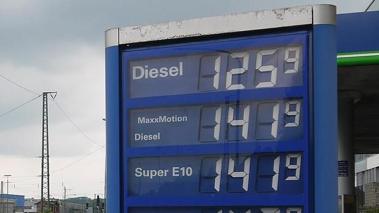 Benzin ist in diesem Monat im Vergleich zu September um fast 3,2 Cent teurer.  Symbolbild: Berthold Köhler