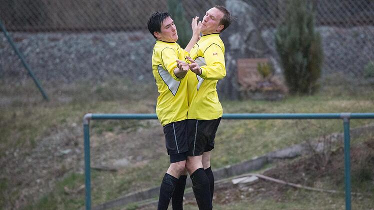 Beim SV Steinwiesen läuft es in dieser Saison richtig rund. Am vergangenen Sonntag gegen den TSV Wilhelmsthal hatte das Team des scheidenden Spielertrainers Colin Gloystein (rechts) gleich fünfmal Grund zum Jubeln, wie hier nach dem zwischenzeitlichen 2:0.  Foto: Heinrich Weiß