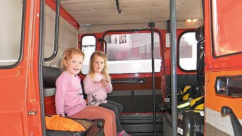 Diese beiden nahmen die Gelegenheit gerne wahr, einmal im gro&szlig;en Feuerwehrauto Platz zu nehmen.