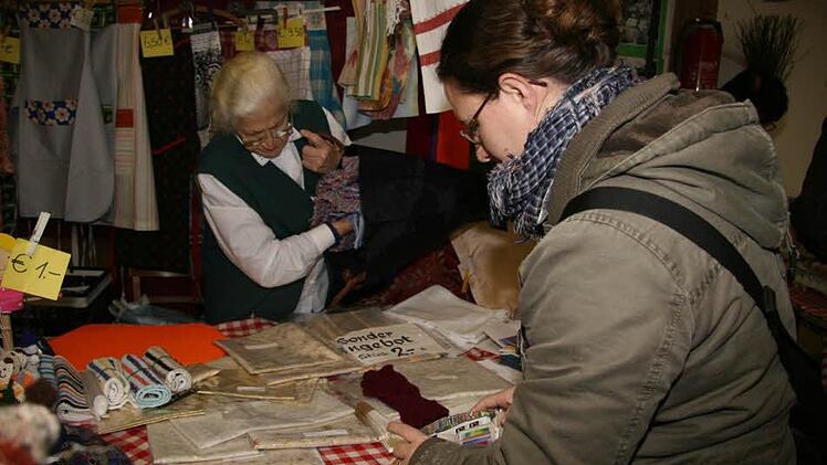 Auch Auftragsarbeiten werden erledigt. Johanna Hübner verkauft einen handgewebten Teppich und ein Paar gestrickte Stulpen