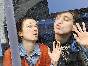 "Der Junge im Bus": Sandrina Nitschke und Mathias Renneisen in Suzanne van Lohuizens Schauspiel. Foto: Andrea Kremper