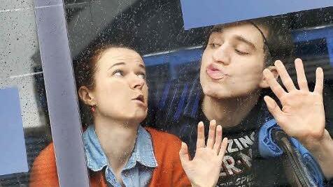 "Der Junge im Bus": Sandrina Nitschke und Mathias Renneisen in Suzanne van Lohuizens Schauspiel. Foto: Andrea Kremper