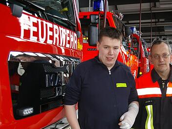 Nach zwei Operationen ist die linke Hand noch immer nicht einsetzbar. Sebastian Kehrbaum (links) nimmt es gelassen. Stadtbrandmeister Markus Ungerer hofft mit ihm auf baldige Genesung. Er braucht in Kitzingen jeden Mann.  Foto: tm