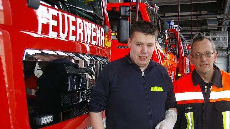 Nach zwei Operationen ist die linke Hand noch immer nicht einsetzbar. Sebastian Kehrbaum (links) nimmt es gelassen. Stadtbrandmeister Markus Ungerer hofft mit ihm auf baldige Genesung. Er braucht in Kitzingen jeden Mann.  Foto: tm