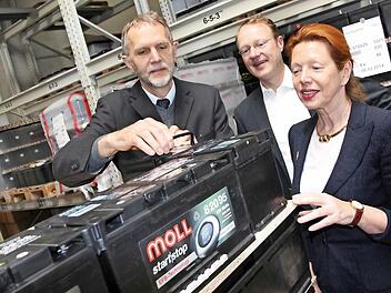 Moll-Entwicklungsleiter Manfred Gelbke (von links), Klaus Eichhorn und Gertrud Moll-Möhrstedt stehen im Lager vor Batterien mit EFB-Technologie. Das Unternehmen wird in den kommenden Jahren seine Fertigungskapazität fast verdoppeln. Foto: Tobias Kindermann