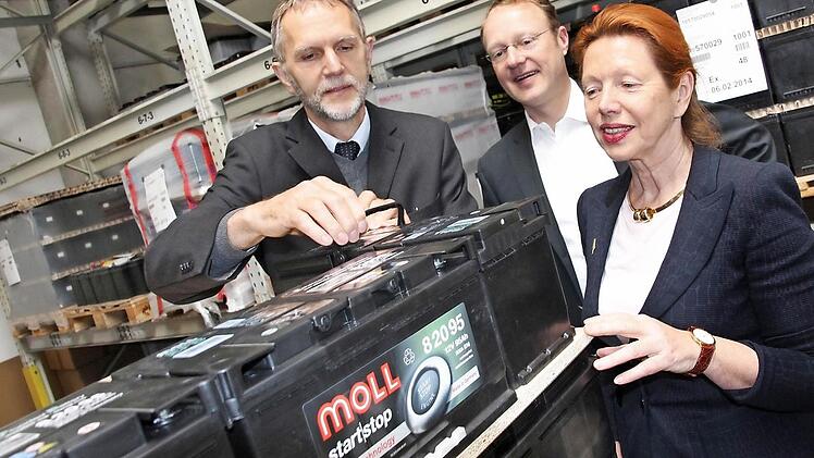 Moll-Entwicklungsleiter Manfred Gelbke (von links), Klaus Eichhorn und Gertrud Moll-Möhrstedt stehen im Lager vor Batterien mit EFB-Technologie. Das Unternehmen wird in den kommenden Jahren seine Fertigungskapazität fast verdoppeln. Foto: Tobias Kindermann