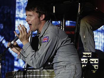 Ein Brite im Astronauten-Look: James Blunt begeisterte die Fans in der ausverkauften Brose-Arena. Zwei Stunden lang präsentierte er eine geballte Ladung an Ohrwürmern. Foto: Matthias Hoch