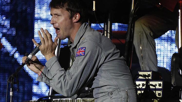 Ein Brite im Astronauten-Look: James Blunt begeisterte die Fans in der ausverkauften Brose-Arena. Zwei Stunden lang präsentierte er eine geballte Ladung an Ohrwürmern. Foto: Matthias Hoch