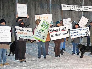 Immer wieder waren die Bürger gegen die Trasse auf die Straße gegangen. Auch Stadträte demonstrierten mit.  Foto: CT-Archiv/Rainer Lutz