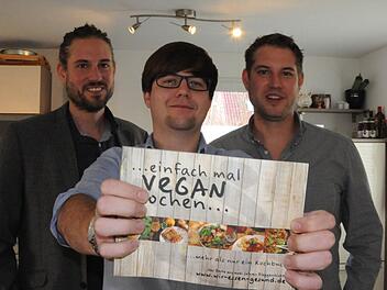Daniel Beuschel, Daniel Strußenberg und Tobias Beuschel haben ein Vegan-Kochbuch geschrieben.  Foto: Natalie Schalk
