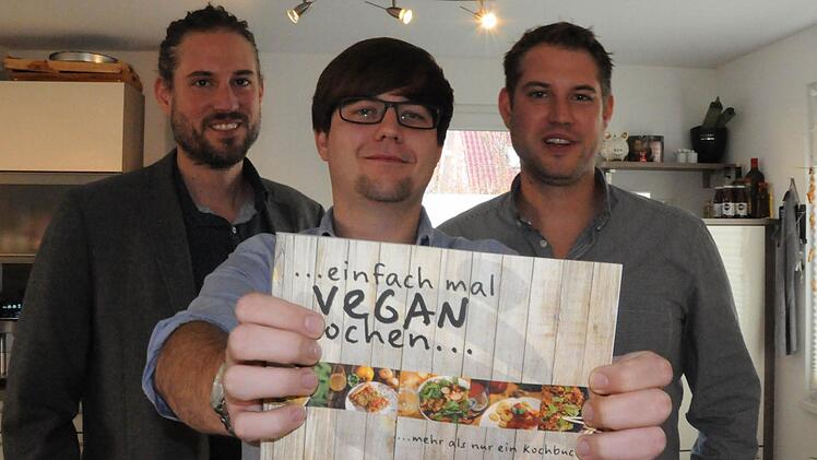 Daniel Beuschel, Daniel Strußenberg und Tobias Beuschel haben ein Vegan-Kochbuch geschrieben.  Foto: Natalie Schalk