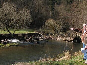 Die Vorsitzenden Armin Sauermann (links) und Erwin Trapp begutachten eine der Verklausungen an der Sinn. Hier hat sich aus Tot- und Treibholz eine Barriere gebildet. Die Folge: Das Wasser staut sich, der gegenüberliegende Uferbereich erodiert immer mehr. Es kommt zu massivem Uferabtrag und zur Verschlammung von Kiesbänken. Foto: Karlheinz Franz