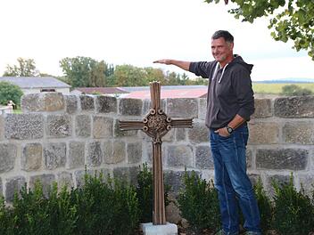 Peter Memmel zeigt an, wie hoch die Naturscheinmauer am Kreuz noch werden soll.Heike Beudert