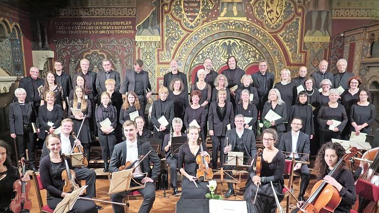 Das Ensemble Vokal Münnerstadt sowie ein Teil des Südthüringischen Kammerorchesters anlässlich eines Konzertes auf der Wartburg. Am 3. Advent spielen sie in der Münnerstädter Kirche.  Foto: Frank Stäblein