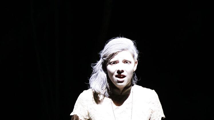 Amalie (Melanie Eheim), gequält von ungewisser Liebe zu Karl Moor. Foto: Klaus Klaschka