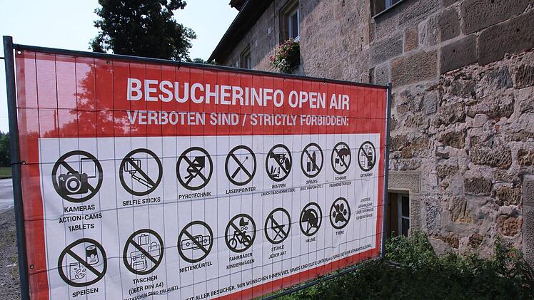 Alle Besucher müssen den gültigen Sicherheitsbestimmungen Folge leisten, um in das Gelände zu kommen. Jutta Rudel