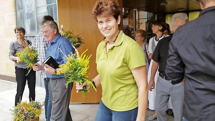 Nach dem Gottesdienst an Mari&auml; Himmelfahrt wurden die geweihten Wurzb&uuml;schel verteilt.