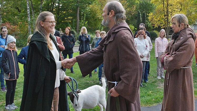 Stationentheater über das Leben des Heiligen Franz von Assisi im Klostergarten von Bad Königshofen. Hanns Friedrich