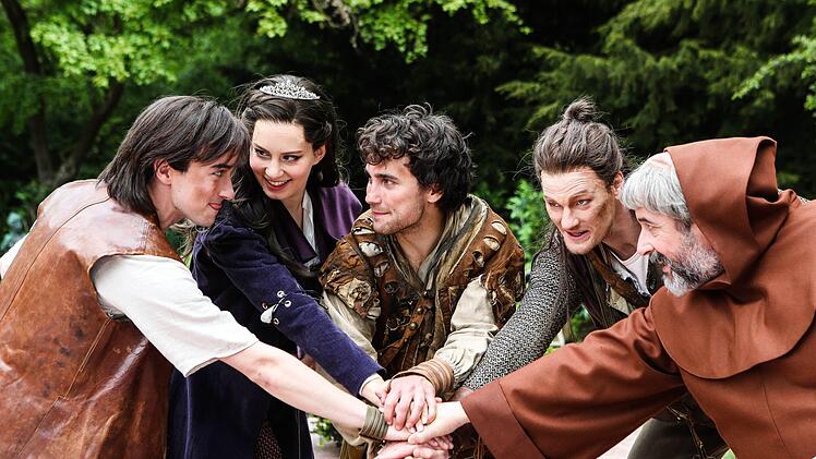 Beste Unterhaltung für die ganze Familie bietet "Robin Hood". Als erste Produktion feierte das Stück vo n John von Düffel Premiere auf der Freiluftbühne rund um den Herzog-Alfred-Brunnen im Coburger Hofgarten".Foto: Henning Rosenbusch