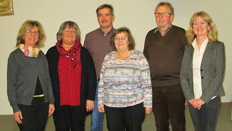 Stellvertretende Bürgermeisterin Rita Schaupp (l.) wünschte dem neuen Förderkreisvorstand eine glückliche Hand (v. l.) Christiane Schmid, Jürgen Leitschuh, Ilse Stein, Andreas Elsässer und Elfriede Böck.