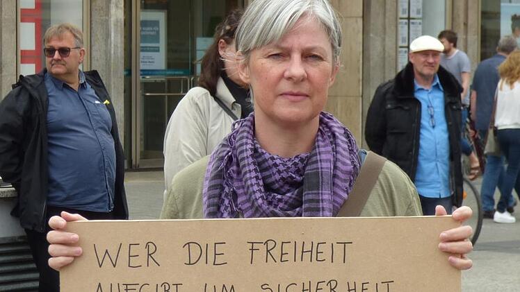 Mehr Schaulustige als Demonstranten, teils krude Parolen: bei der Demo in Bamberg Fotos: Thomas Weichert