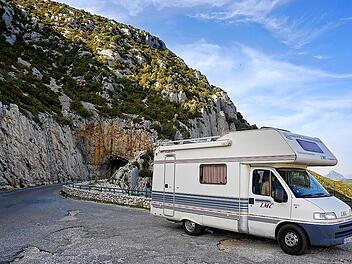 Mit dem Camper am Straßenrand auf einem Parkplatz übernachten, dass geht nicht über all in Europa.