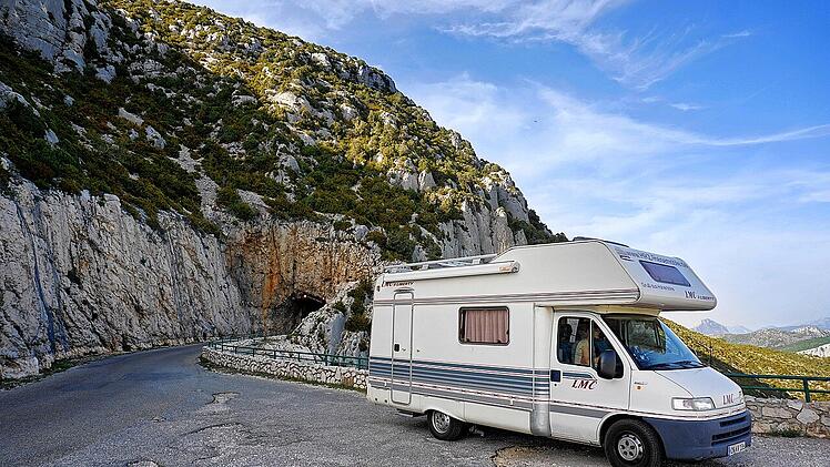 Mit dem Camper am Straßenrand auf einem Parkplatz übernachten, dass geht nicht über all in Europa.