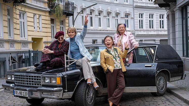 Vier Seniorinnen verschwören sich gegen das Verbrechen (von links): Helene Jansen (Katharina Thalbach), Irene Steinwirt (Uschi Glas), Annemarie Fohlbek (Soogi Kang) und Christel Hallmann (Ursula Werner).